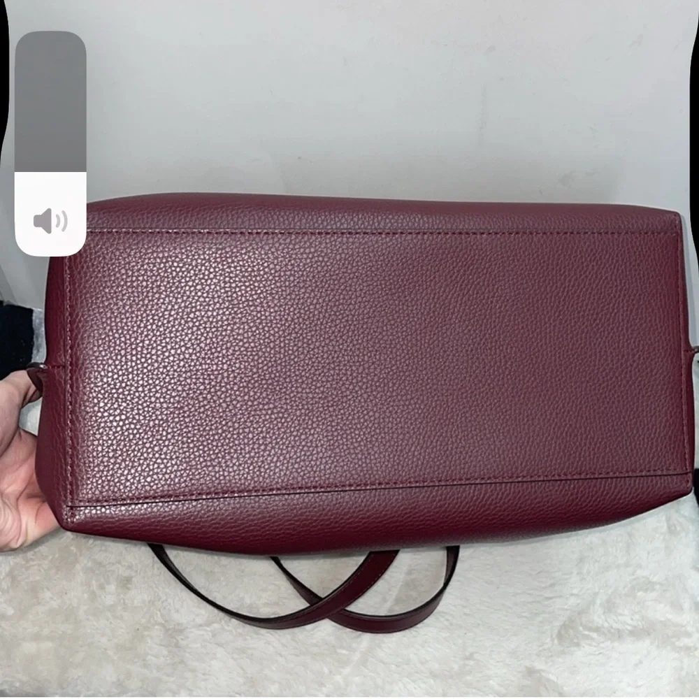 Michael Kors ‘Emilia’ Large Tote. Beautiful color and in excellent condition. - Picture 3 of 6